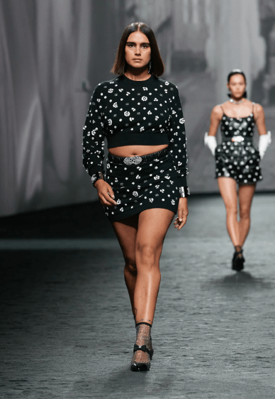 La fluidez y elegancia protagonizan el "Prêt-à-Porter Primavera Verano 2023" de Chanel 4 Captura de pantalla 2022 10 04 a las 8.31.38 a.m.
