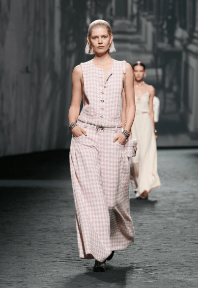 La fluidez y elegancia protagonizan el "Prêt-à-Porter Primavera Verano 2023" de Chanel 3 Captura de pantalla 2022 10 04 a las 8.32.35 a.m.