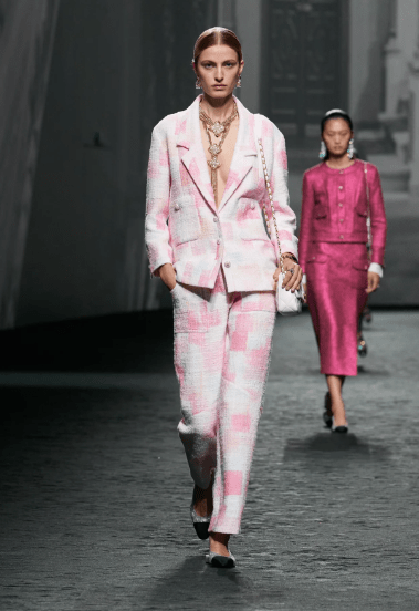 La fluidez y elegancia protagonizan el "Prêt-à-Porter Primavera Verano 2023" de Chanel 2 Captura de pantalla 2022 10 04 a las 8.33.03 a.m.