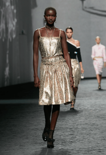 La fluidez y elegancia protagonizan el "Prêt-à-Porter Primavera Verano 2023" de Chanel 8 Captura de pantalla 2022 10 04 a las 8.33.36 a.m.