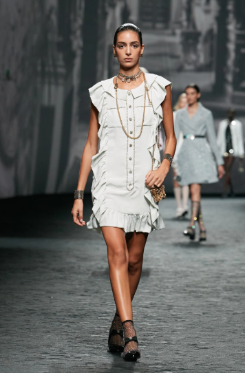 La fluidez y elegancia protagonizan el "Prêt-à-Porter Primavera Verano 2023" de Chanel 5 Captura de pantalla 2022 10 04 a las 8.36.03 a.m.