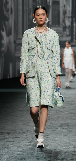 La fluidez y elegancia protagonizan el "Prêt-à-Porter Primavera Verano 2023" de Chanel 6 Captura de pantalla 2022 10 04 a las 8.38.12 a.m.