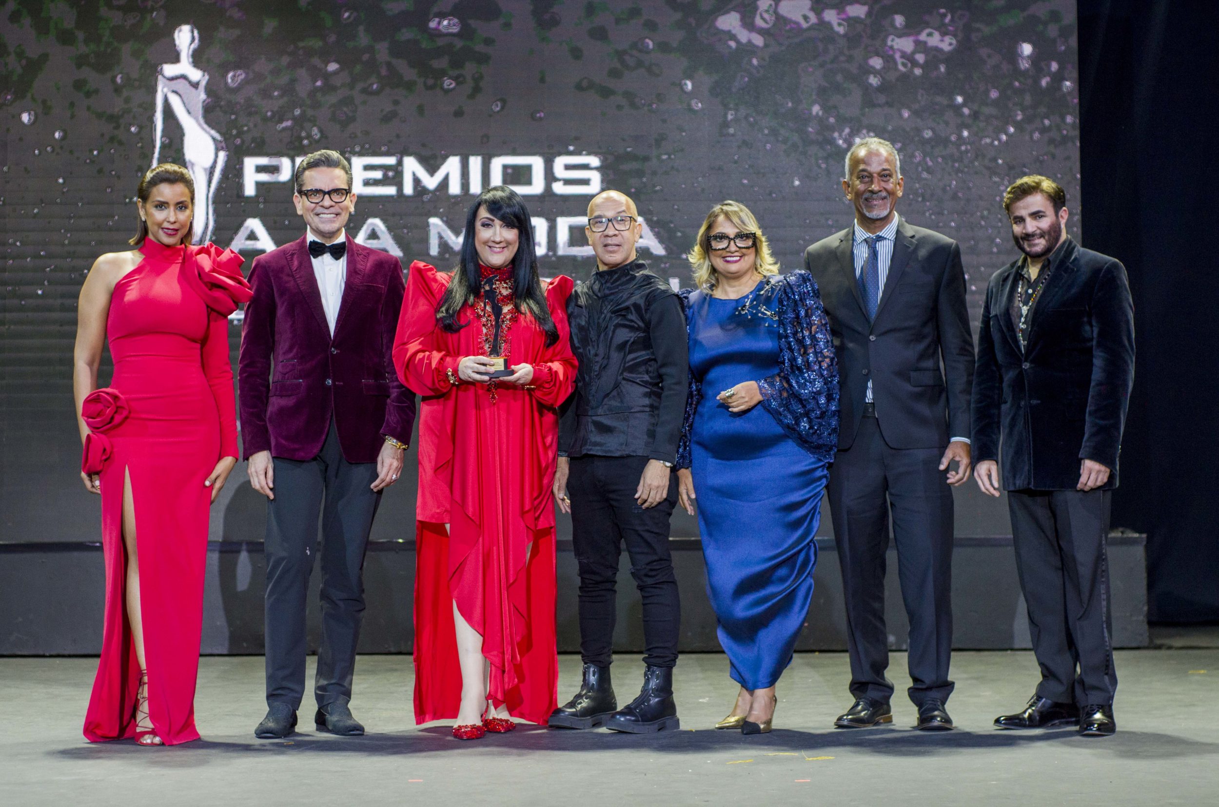 Giannina Azar recibe el maximo galardon de los premios de parte del jurado y Stalin Victoria Ceo de los premios