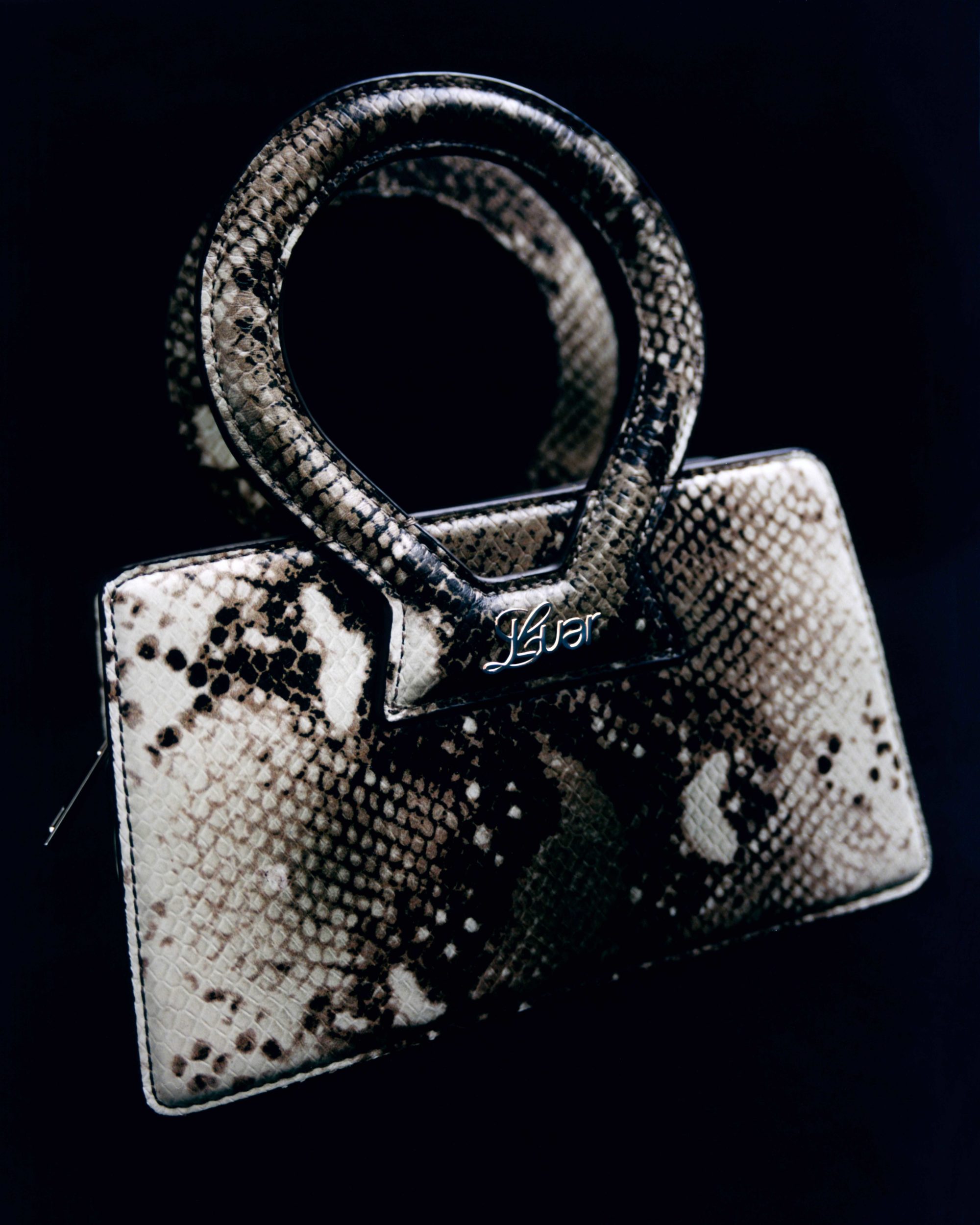 Raúl López, el diseñador que hizo el bolso favorito de Dua Lipa 2 en blanco y negro 224a779d