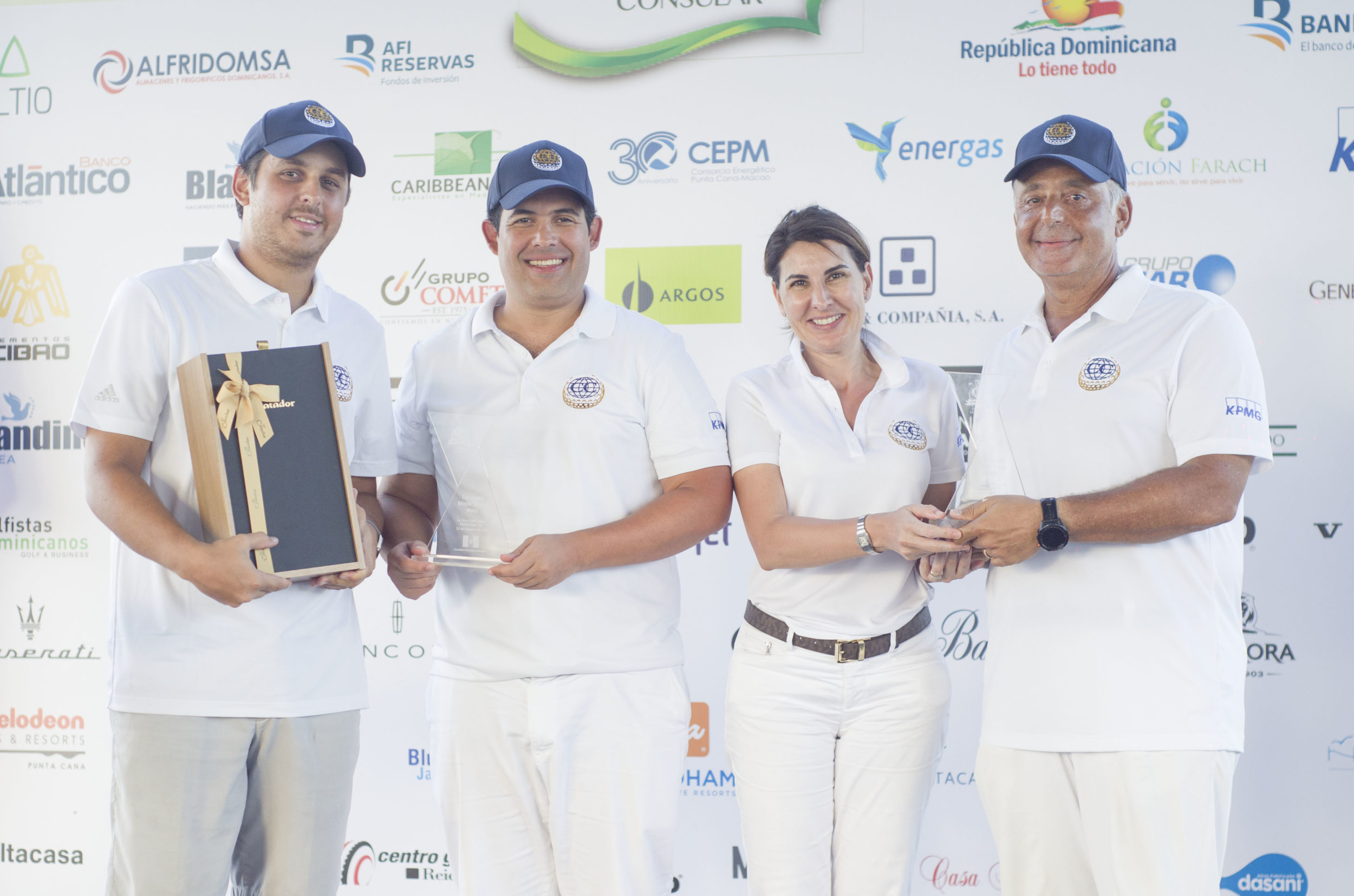 2. Foto Secundaria Francisco Álvarez y Francisco Alberto Álvarez ganadores del 1er lugar junto a José Manuel Romero Decano del Cuerpo Consular y su esposa Yolanda Betrian de Romero