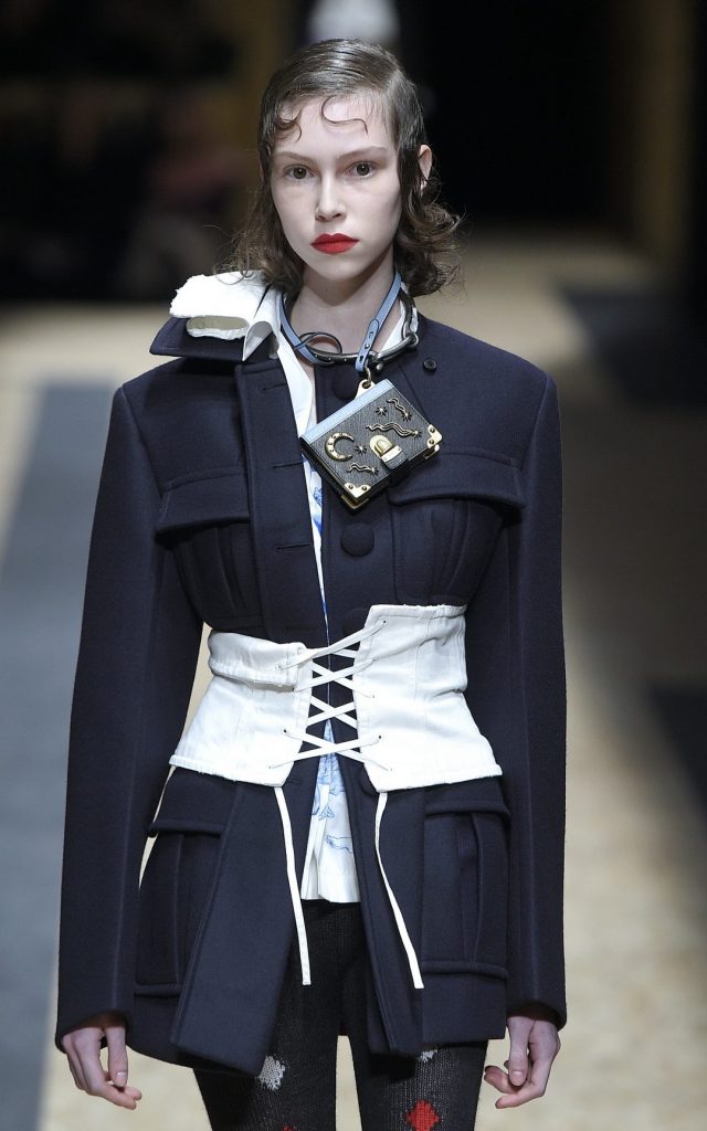 El rosa y el corsé se apuntan a las tendencias de temporada 3 AW16C Prada 003 trans NvBQzQNjv4Bq9 zn32UdN 2qebTEmhS1ZchKDu3GQk7WOwEY0CqJhkw 640x1024 1