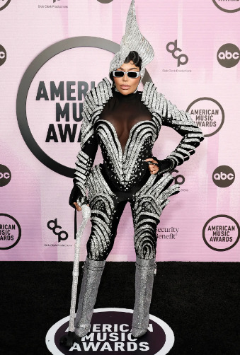 Taylor Swift arrasa en los AMAs y Anitta Mejor Artista Latina Femenina 2 Captura de pantalla 2022 11 21 a las 8.56.58 a.m.