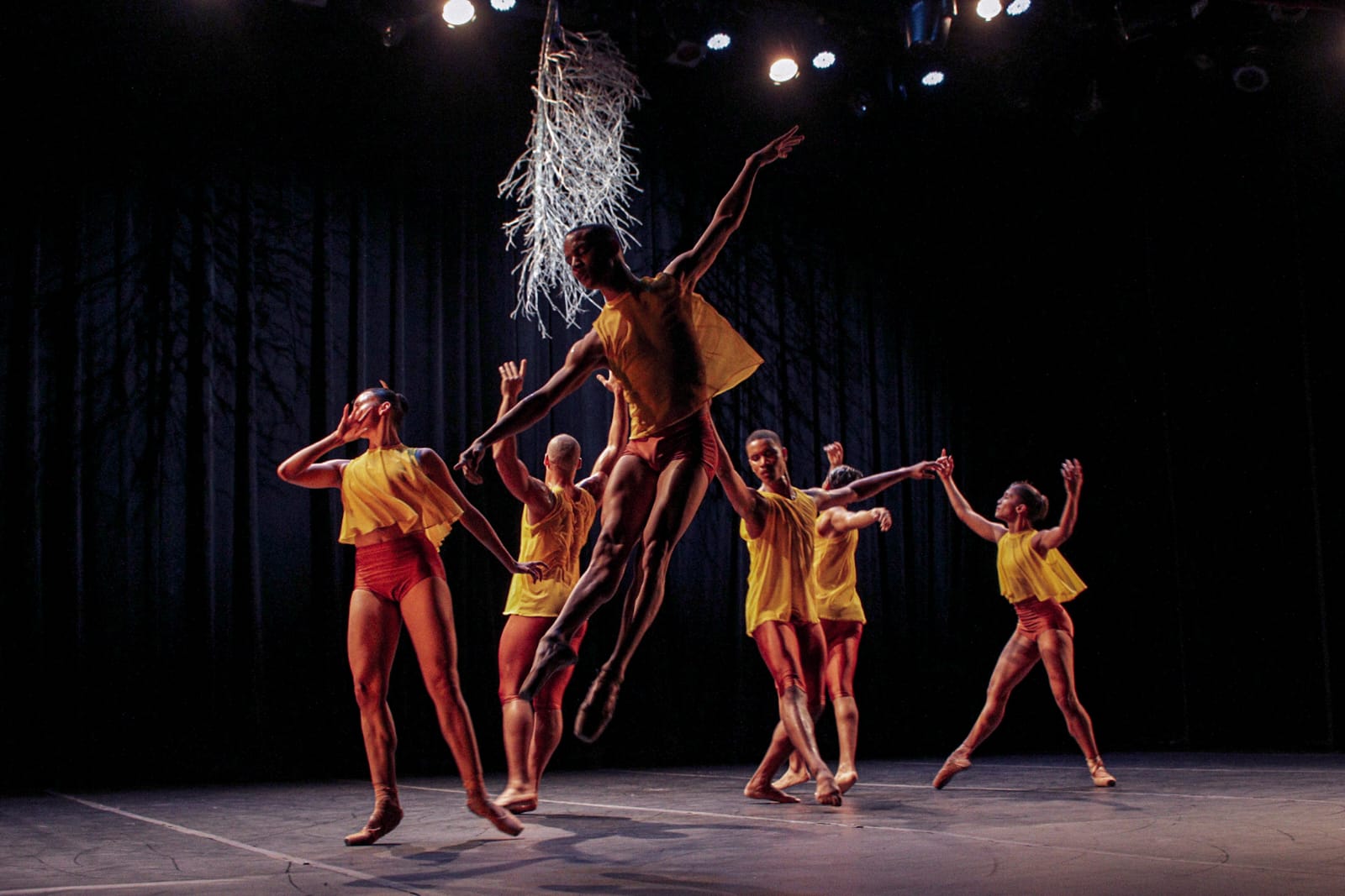 En cada obra de Noche Verde resalto la versatilidad de los bailarines