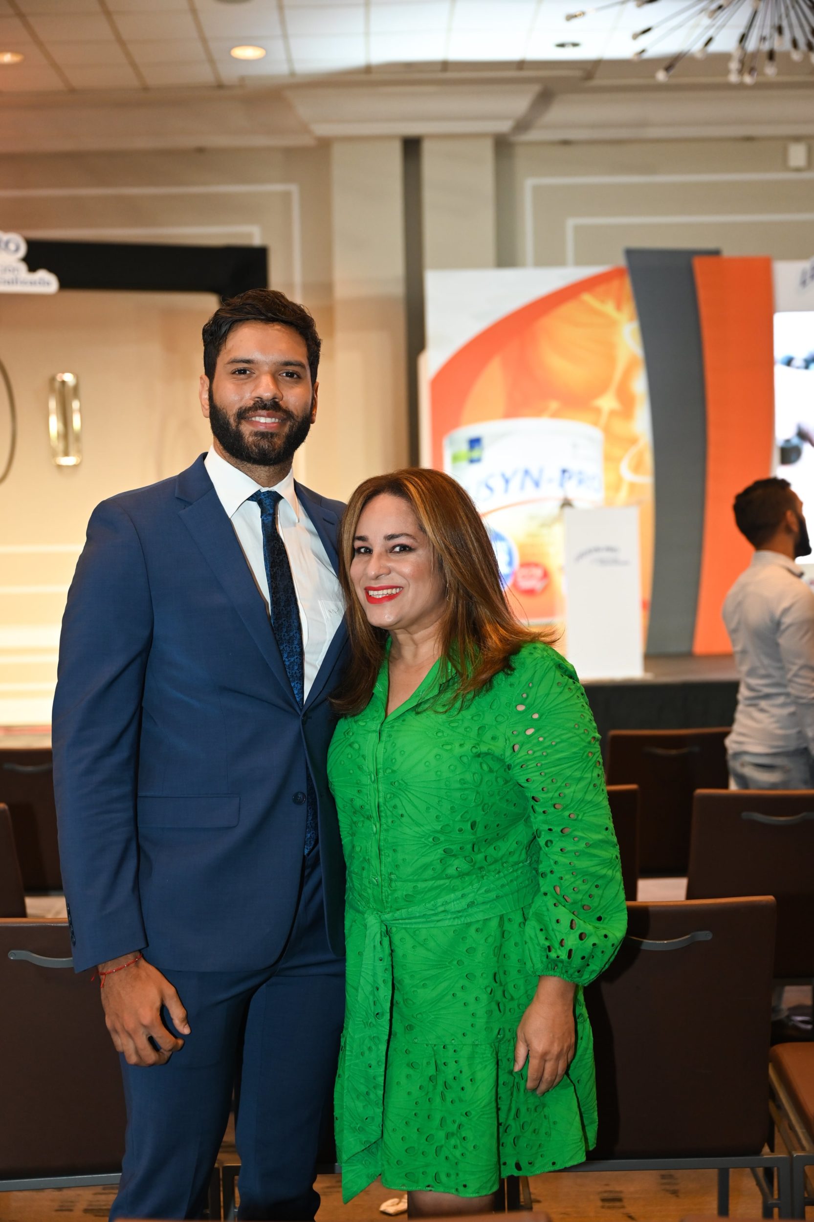 Farmacéutica Sued & Fargesa presenta al mercado dominicano la proteína Leusyn-Pro para favorecer la síntesis proteica y función muscular 6 Foto 3 Dr. Ricardo Carrasco y Dra. Adasis Hidalgo min
