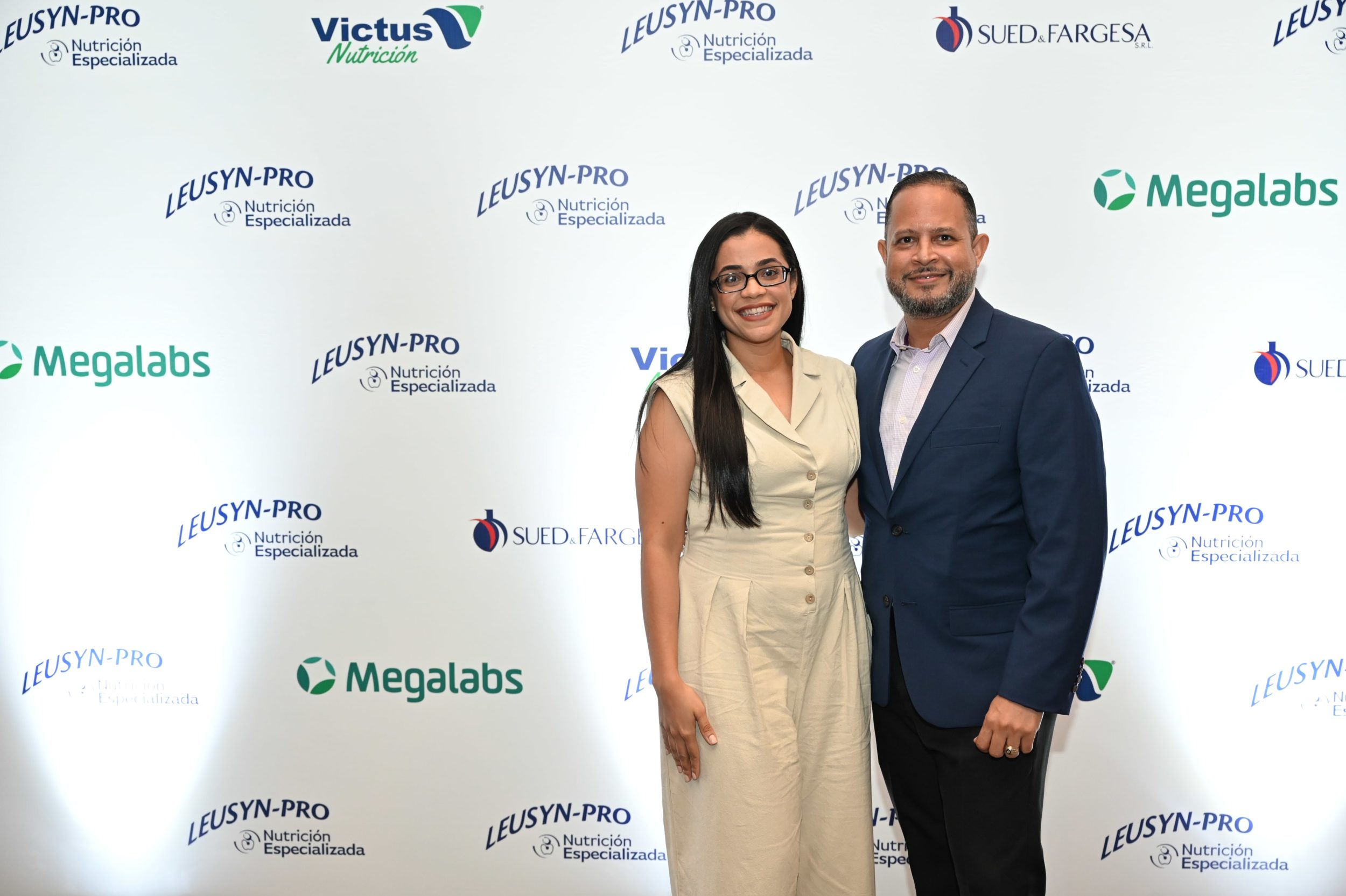 Farmacéutica Sued & Fargesa presenta al mercado dominicano la proteína Leusyn-Pro para favorecer la síntesis proteica y función muscular 5 Foto 6 Dr. Juan Julian y Dra Patricia Perez min