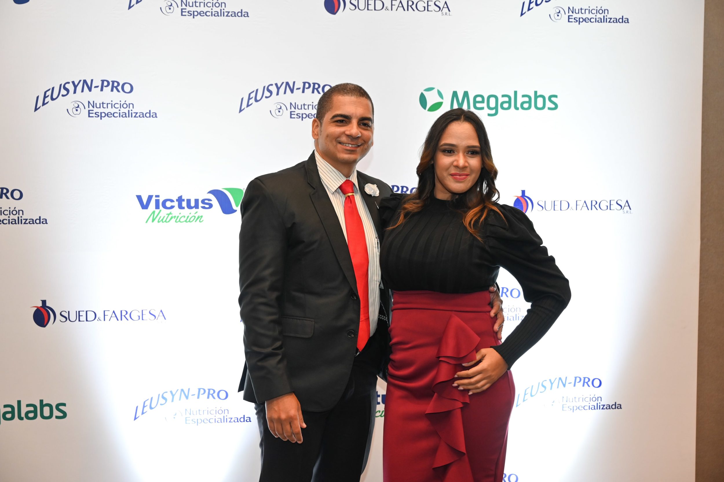 Farmacéutica Sued & Fargesa presenta al mercado dominicano la proteína Leusyn-Pro para favorecer la síntesis proteica y función muscular 7 Foto 8 Dr. Joel Camilo y Solanyi Tirado min