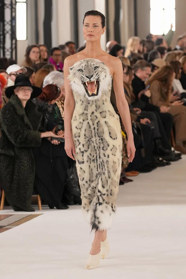 Lo más sorprendente del desfile de Schiaparelli en París 3 Estampado leopardo