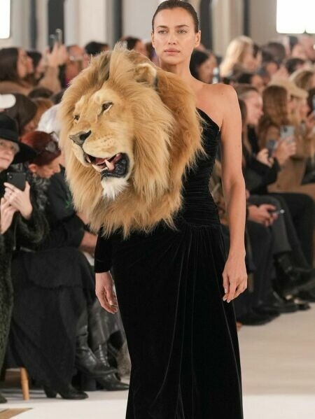 Lo más sorprendente del desfile de Schiaparelli en París 1 Irina Shayk