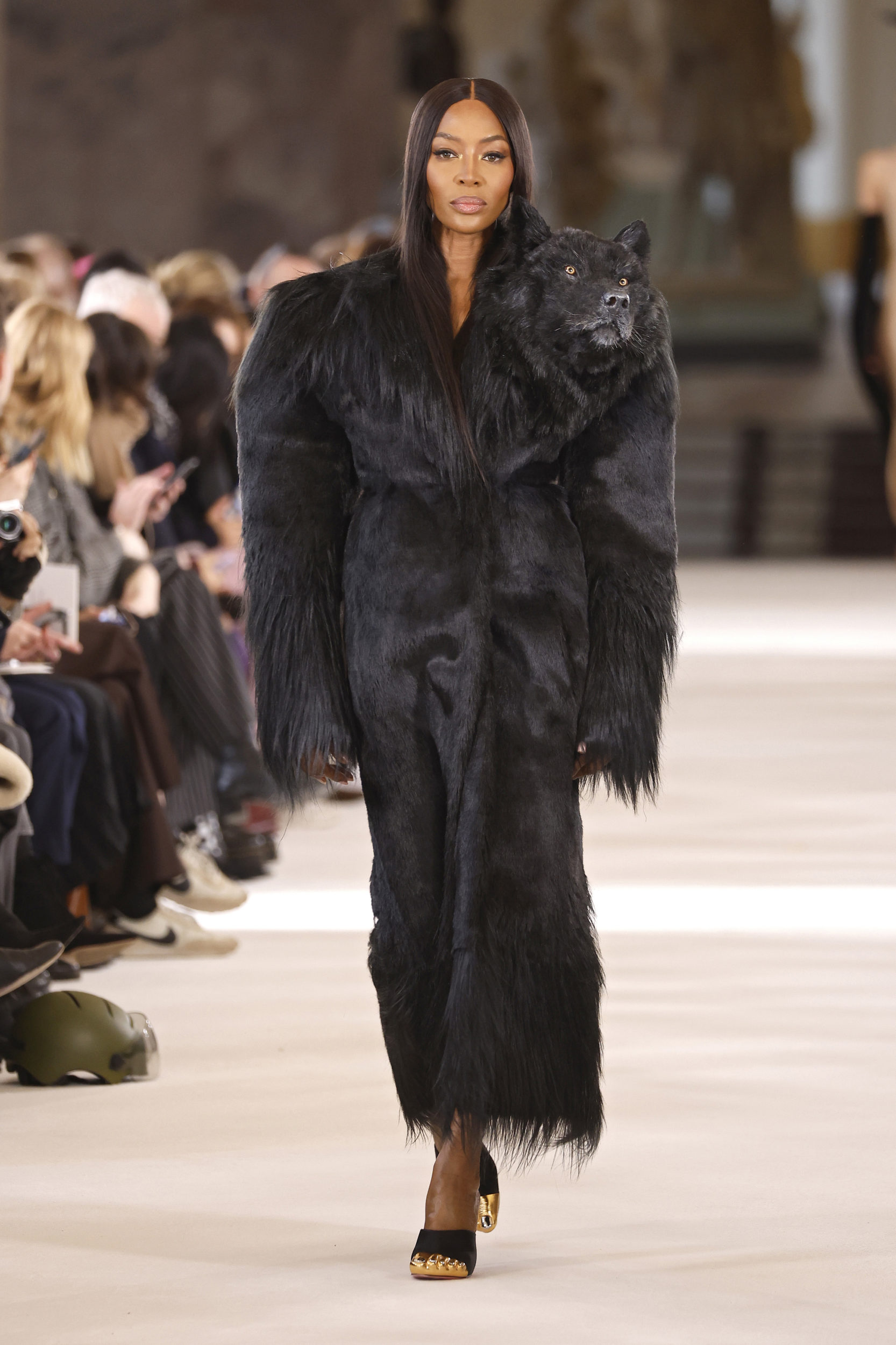 Lo más sorprendente del desfile de Schiaparelli en París 2 Naomi Campbell
