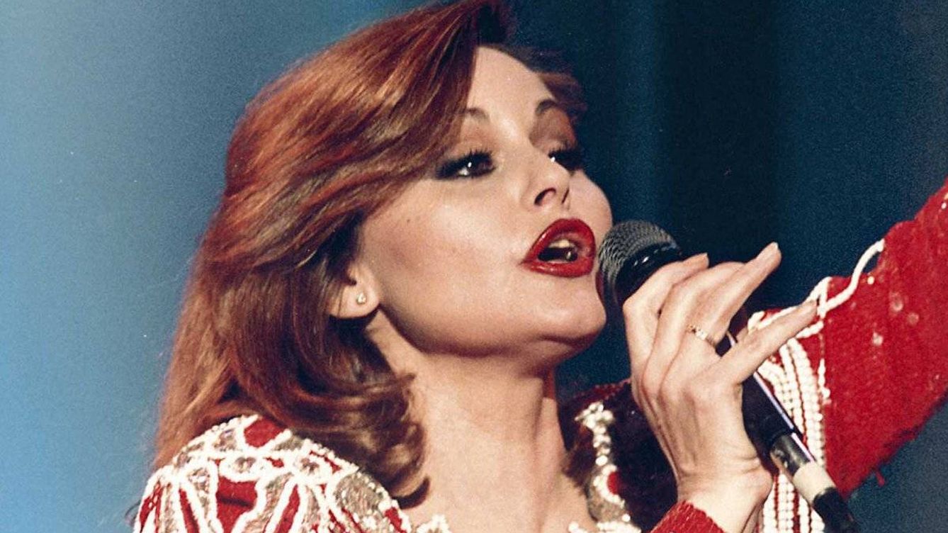 Artistas hispanos que forman parte de la lista de los 200 mejores cantantes 1 Rocio Durcal