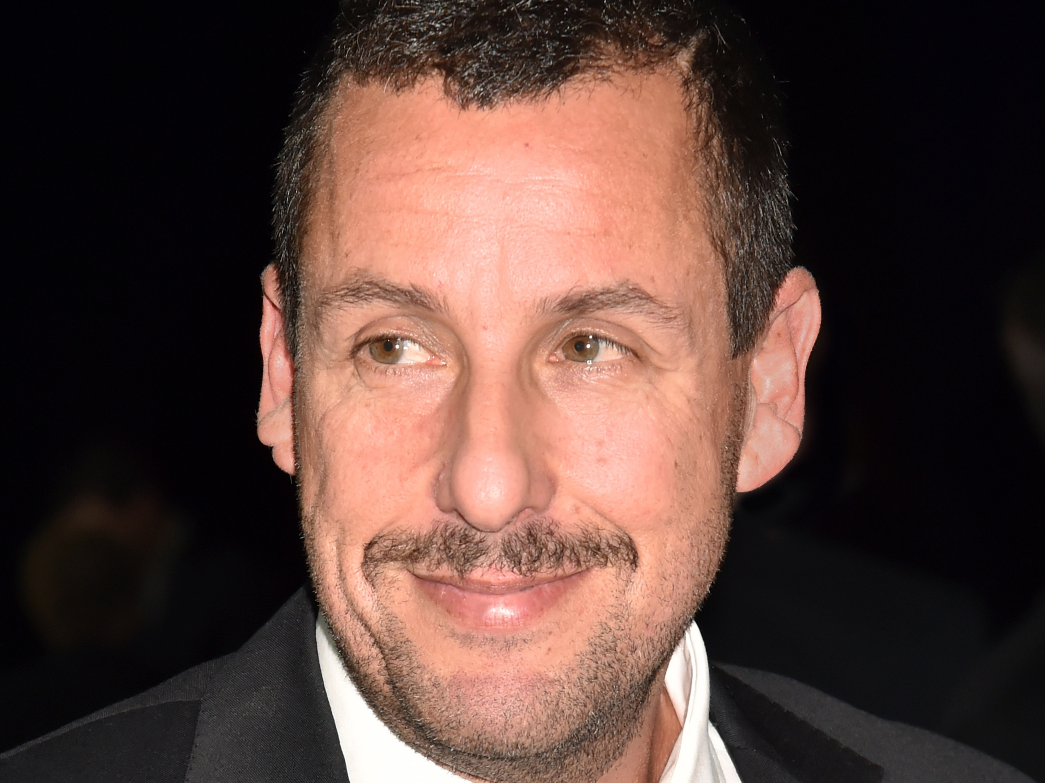 12 famosos que comparten contigo tu horóscopo 9 adam sandler headshot photo by jeff kravitz film magic 9922bdcb05005ed66540b47e44bb2f232946a616