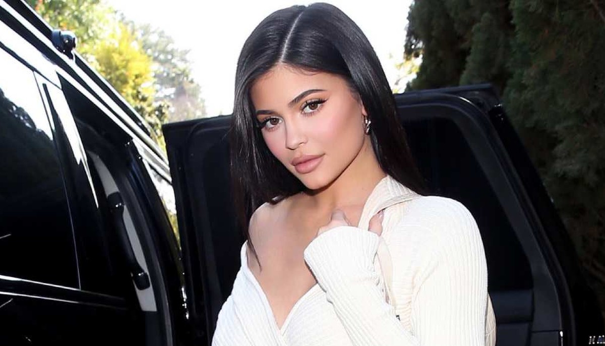 12 famosos que comparten contigo tu horóscopo 7 kylie jenner vestida blanco 1200x686 1