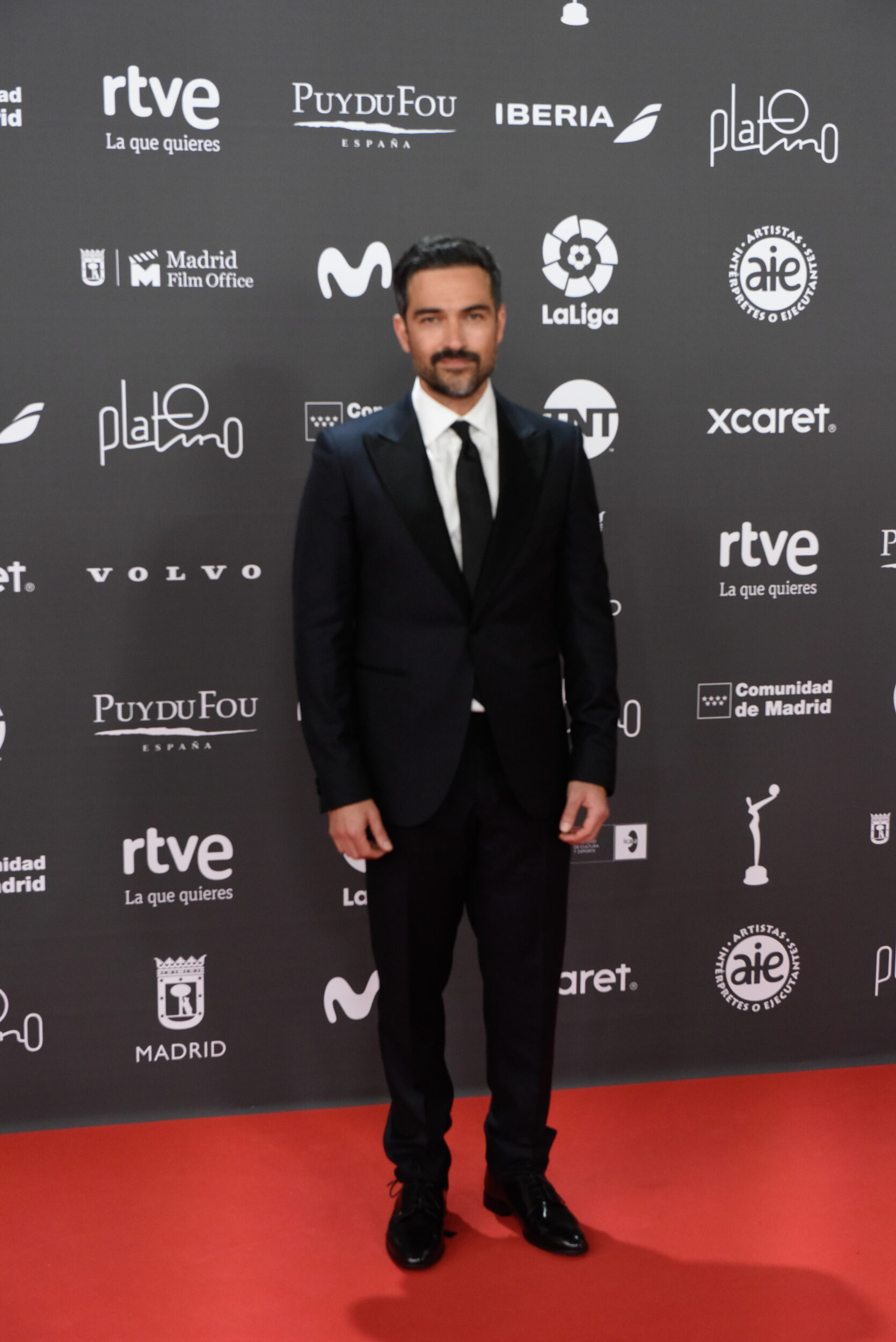 ¿Quiénes desfilaron en la alfombra roja de los Premios Platino? 12 Alfonso Herrera 1