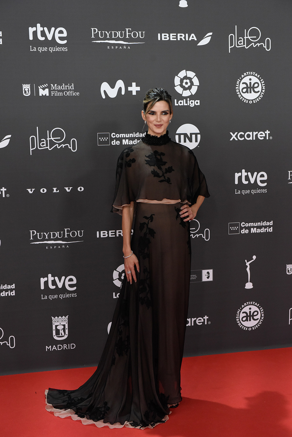 ¿Quiénes desfilaron en la alfombra roja de los Premios Platino? 6 Clara Lago 1