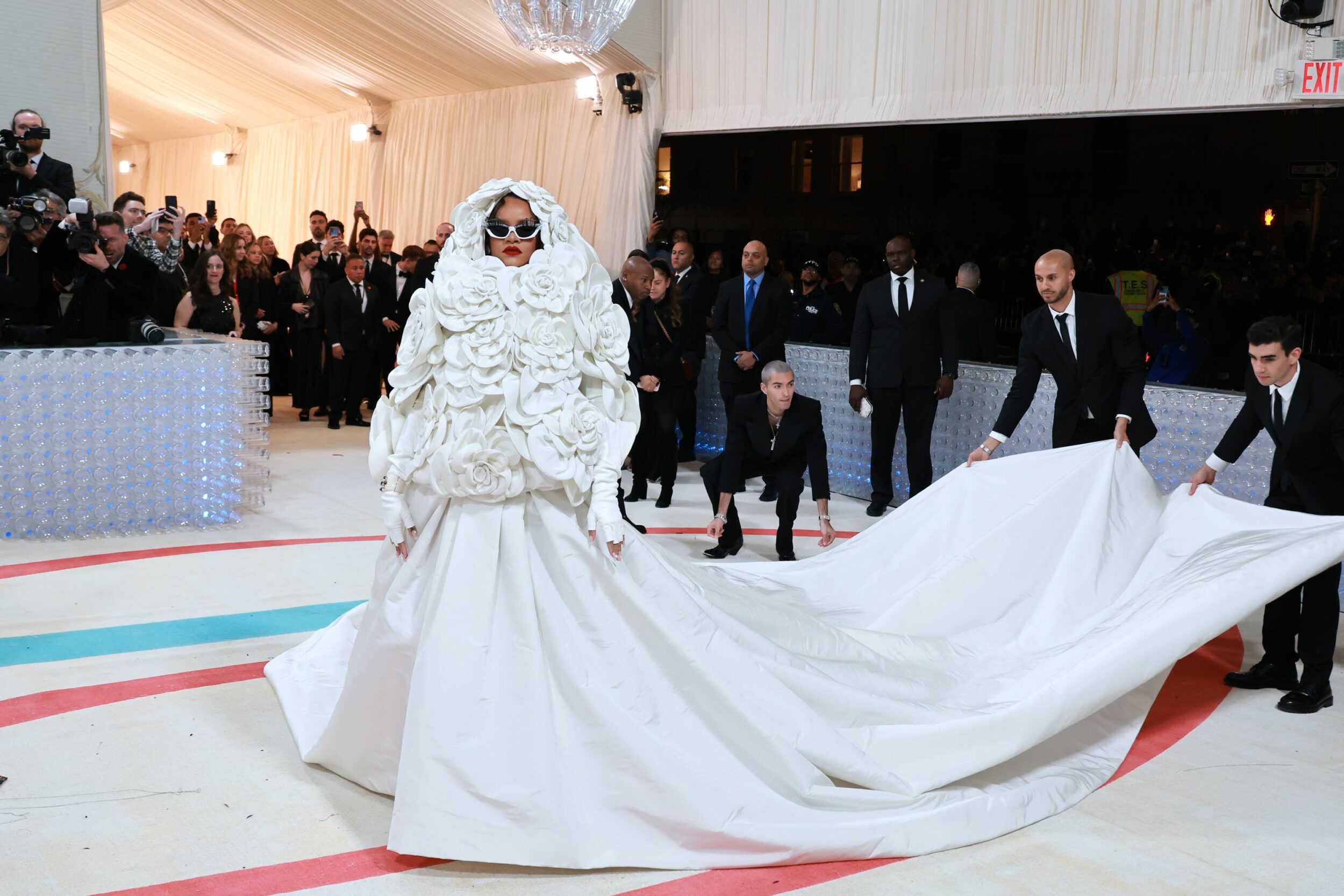 MET Gala 2023: los outfits de la alfombra más emblemática 25 230501222329 rihanna met gala 050123