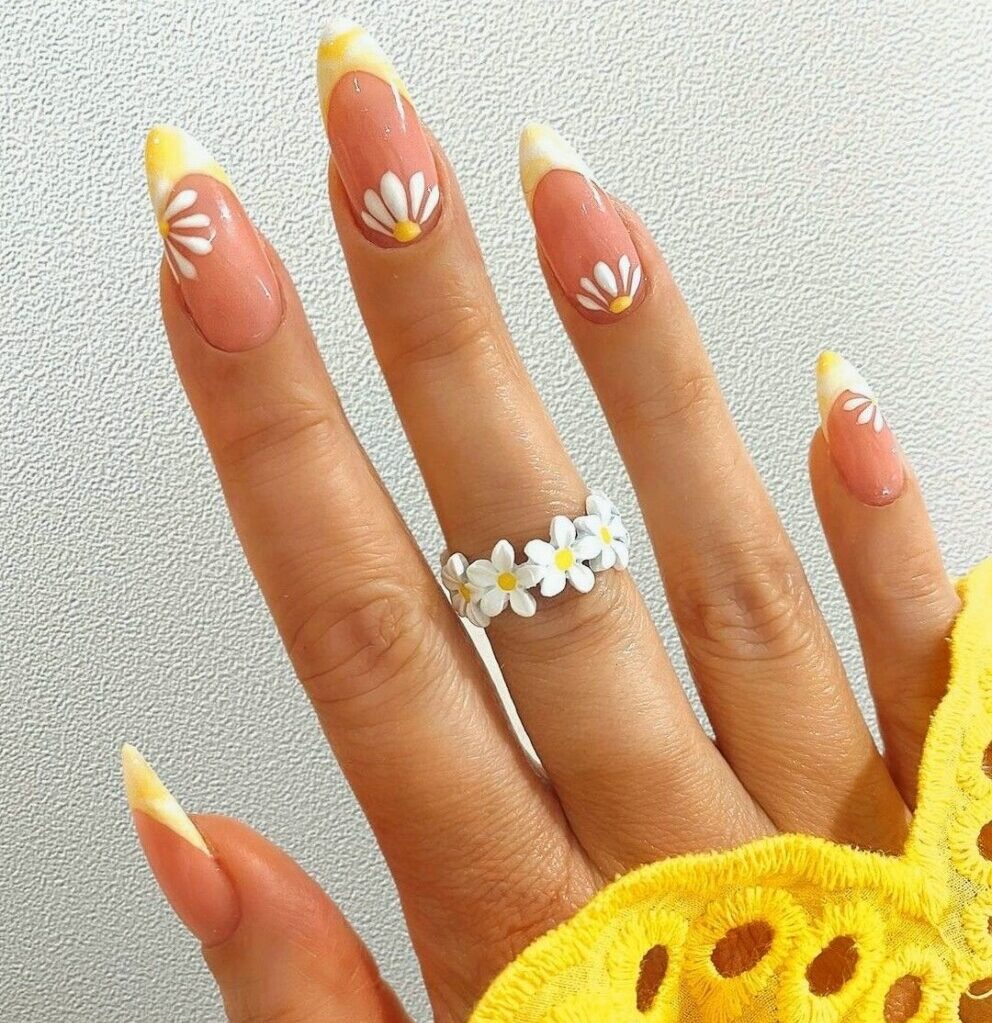Sparkling flowers, así puedes llevar el arte de uñas que triunfa este verano 1 Almond Nails e1644359526267