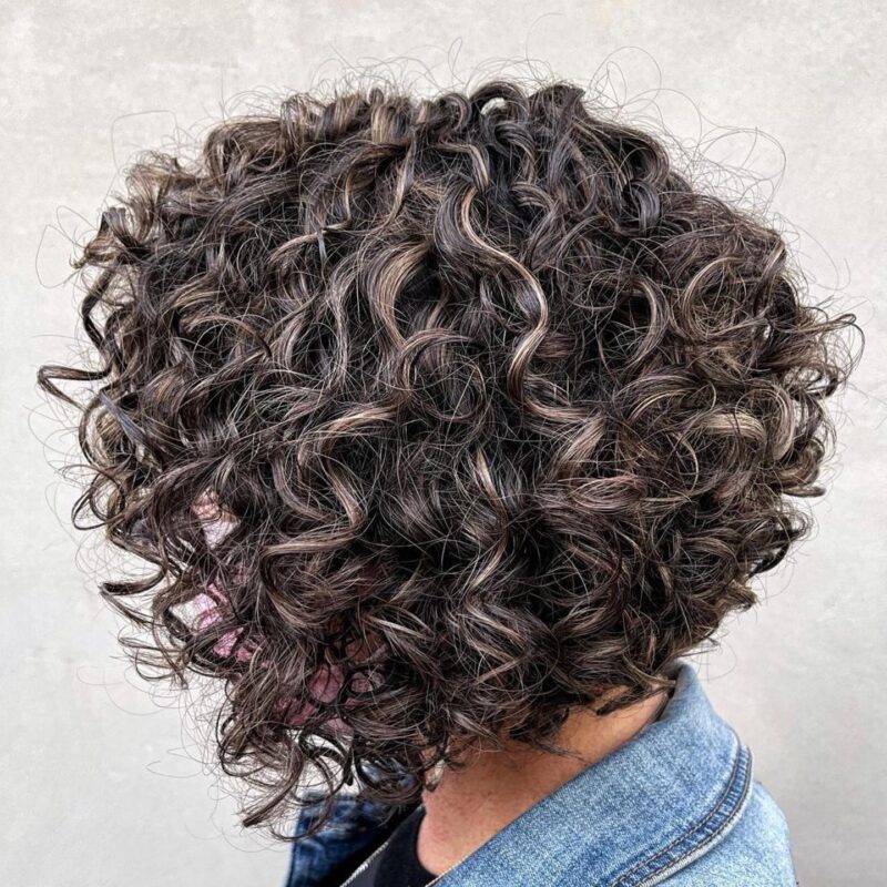 Rejuvenece eligiendo el corte de cabello perfecto 11 Cortes de pelo rizado media melena bob invertido1 e1658679764936