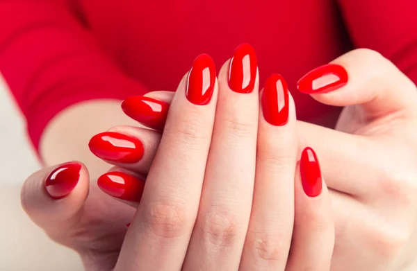 Ideas de diseño de uñas para lucir manos delicadas y elegantes 18 depositphotos 237371342 stock photo hands of a young woman