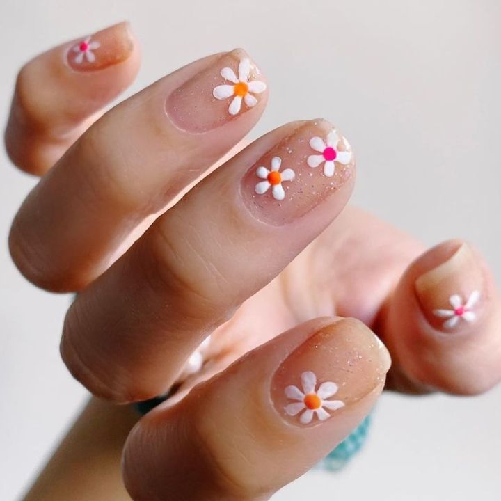 Sparkling flowers, así puedes llevar el arte de uñas que triunfa este verano 10 Sparkling flowers