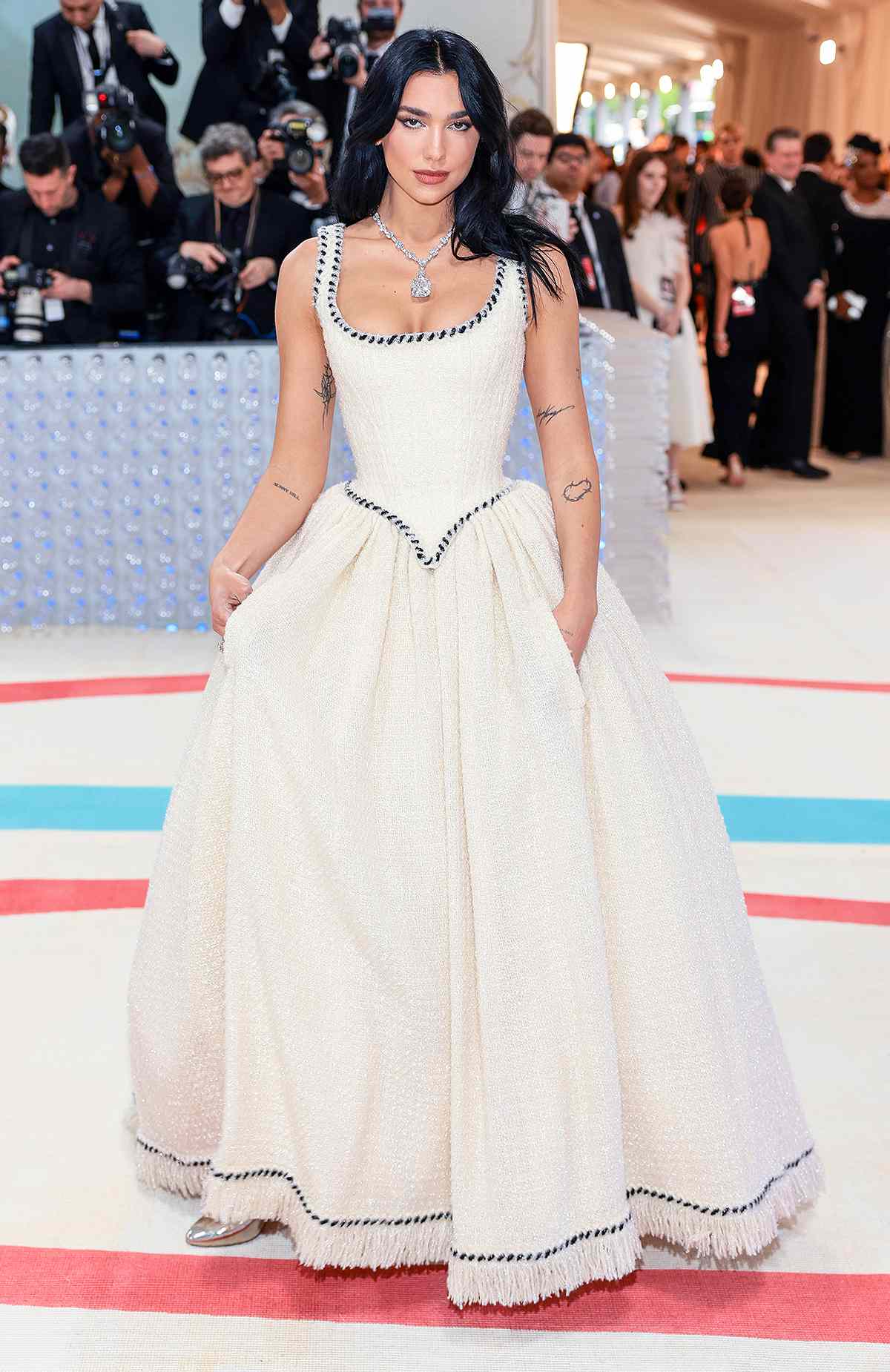 MET Gala 2023: los outfits de la alfombra más emblemática 2 dua lipa Met Gala 2023 04020e7b2705411d9ac2db9e4ad12686