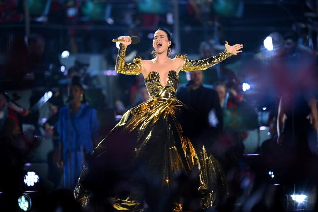 katy perry luce un vestido dorado para actuar en el concierto de coronacion del rey carlos iii 1