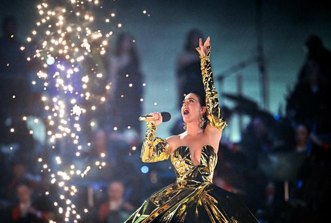 katy perry luce un vestido dorado para actuar en el concierto de coronacion del rey carlos iii 2