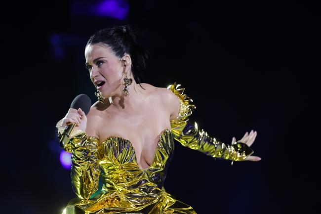 katy perry luce un vestido dorado para actuar en el concierto de coronacion del rey carlos iii 4