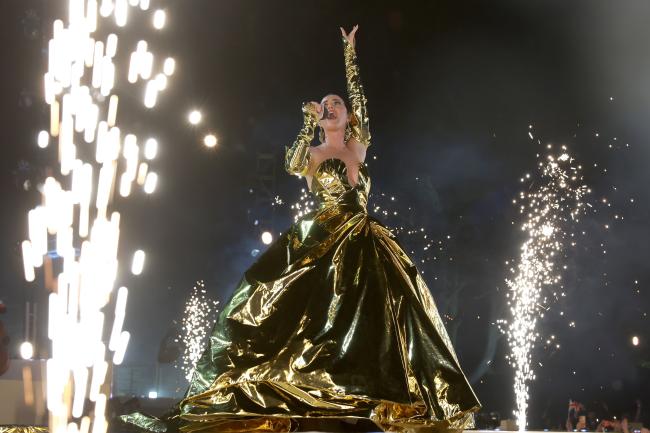 katy perry luce un vestido dorado para actuar en el concierto de coronacion del rey carlos iii 6