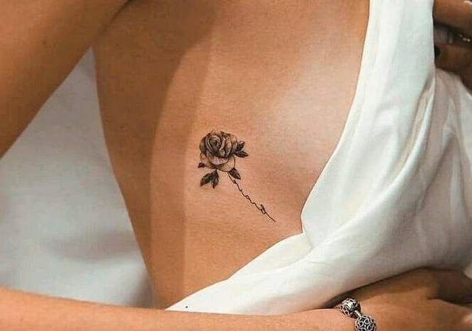 tatuajes costado rosa