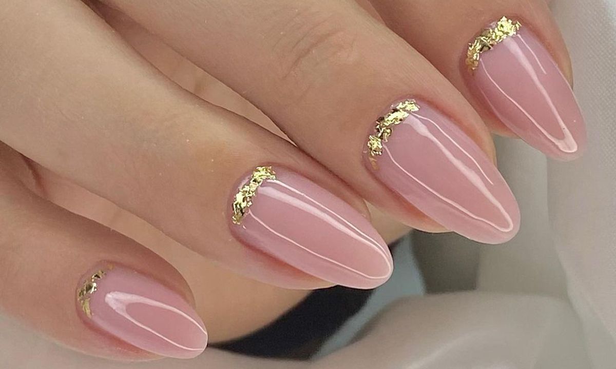 Inspírate con estos diseños para uñas cortas 25 un as rosas doradas 1655292705