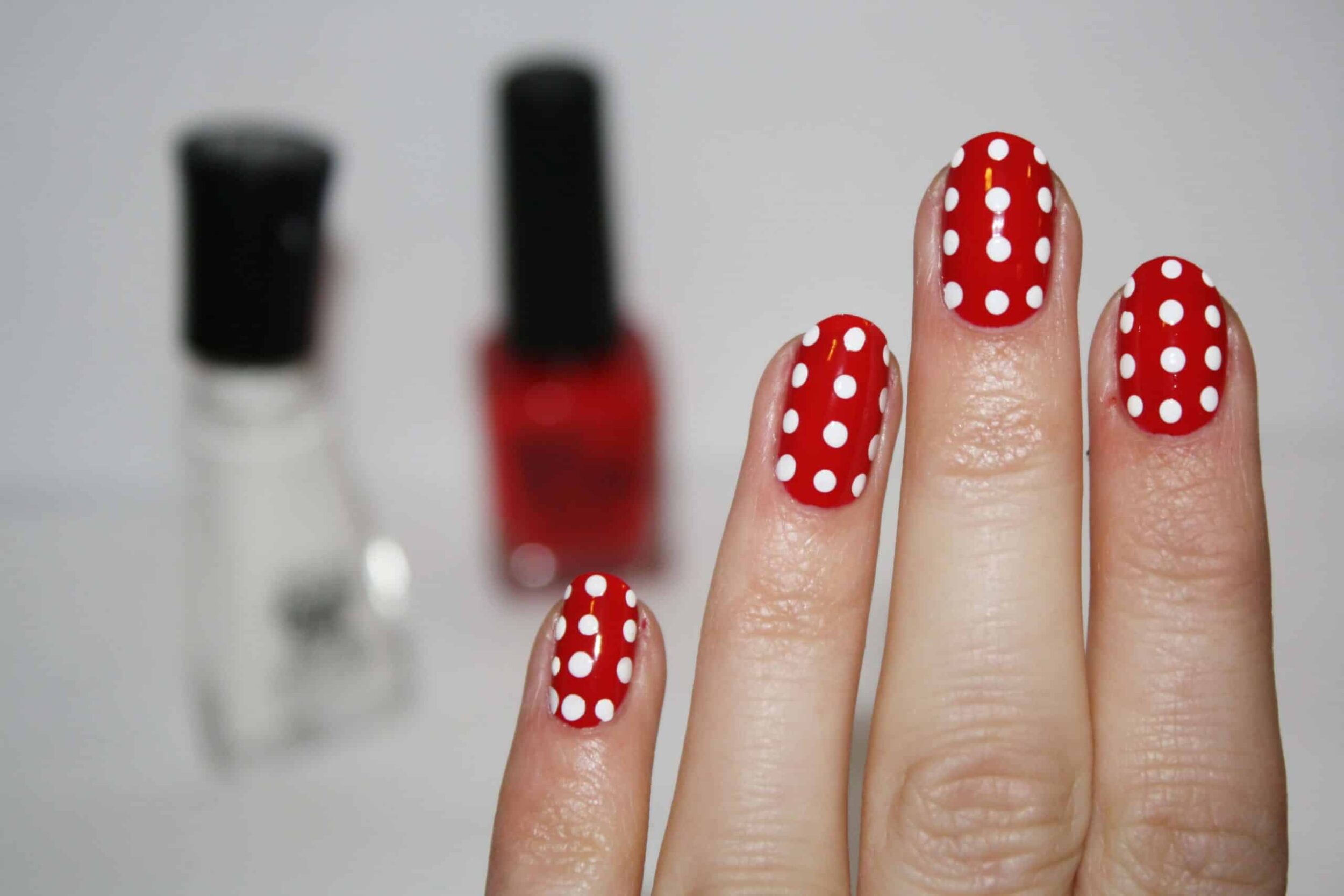 Inspírate con estos diseños para uñas cortas 7 unas decoradas con puntos 1