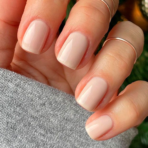 Ideas de diseño de uñas para lucir manos delicadas y elegantes 6 unas en tono nude un basico