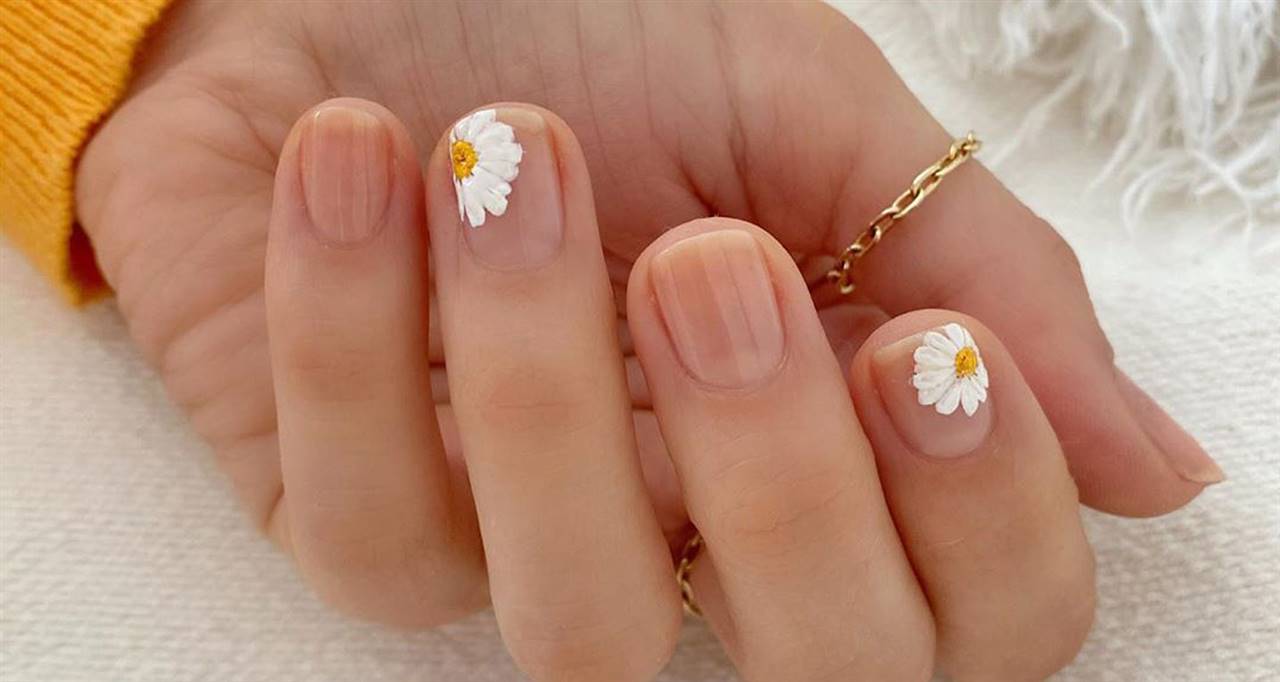 Sparkling flowers, así puedes llevar el arte de uñas que triunfa este verano 5 Sparkling flowers