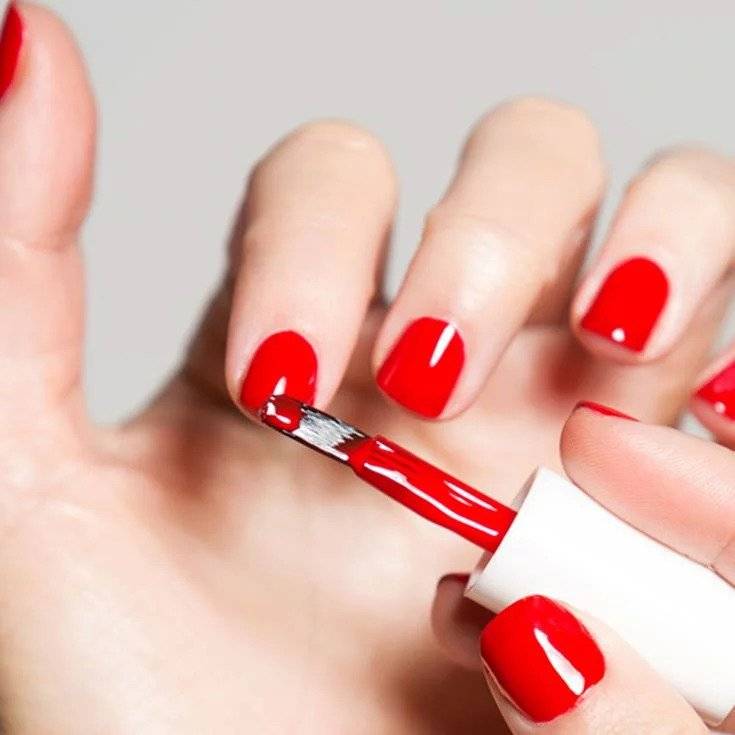 Ideas de diseño de uñas para lucir manos delicadas y elegantes 19 unas rojas