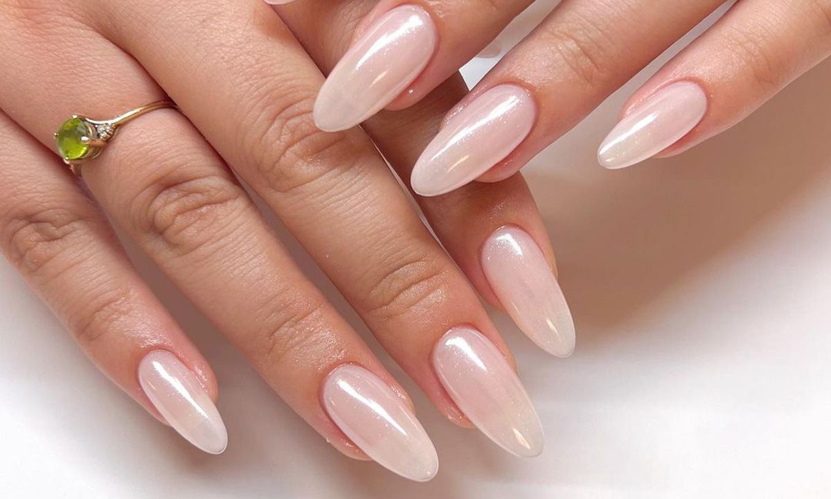 Estos son los colores de uñas en tendencia para este verano 2023 37 manicura perlada 1661850074