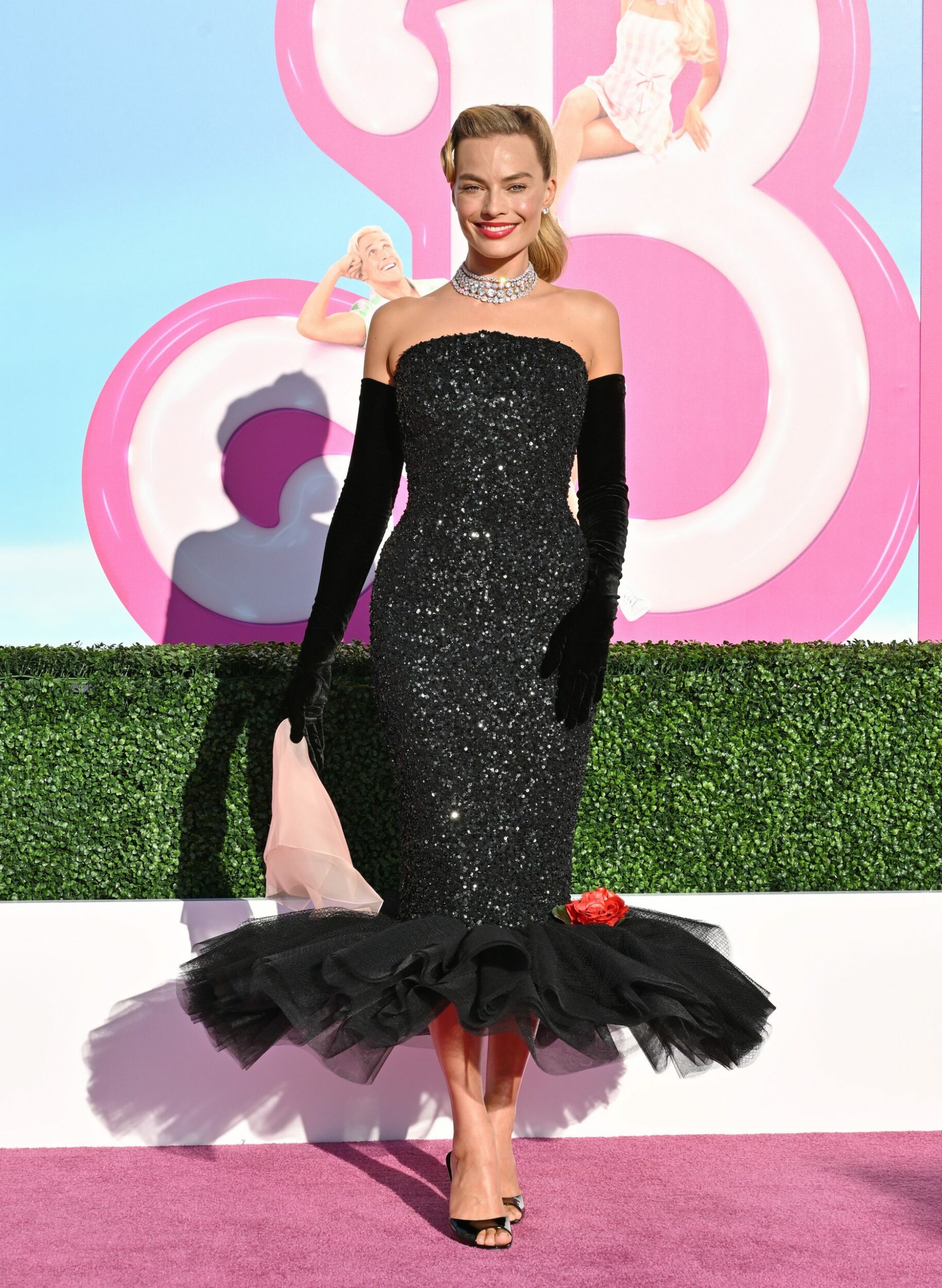 Todos los looks de la alfombra roja de la premier de Barbie 2 Margot Robbie scaled 1