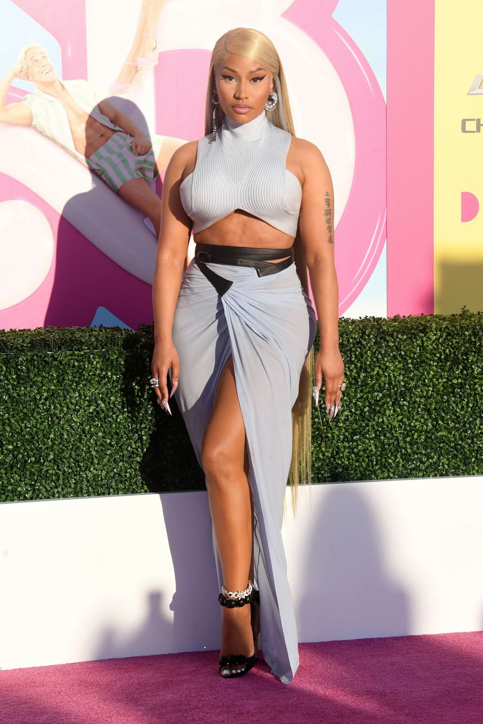 Todos los looks de la alfombra roja de la premier de Barbie 4 Nicki Minaj scaled 1