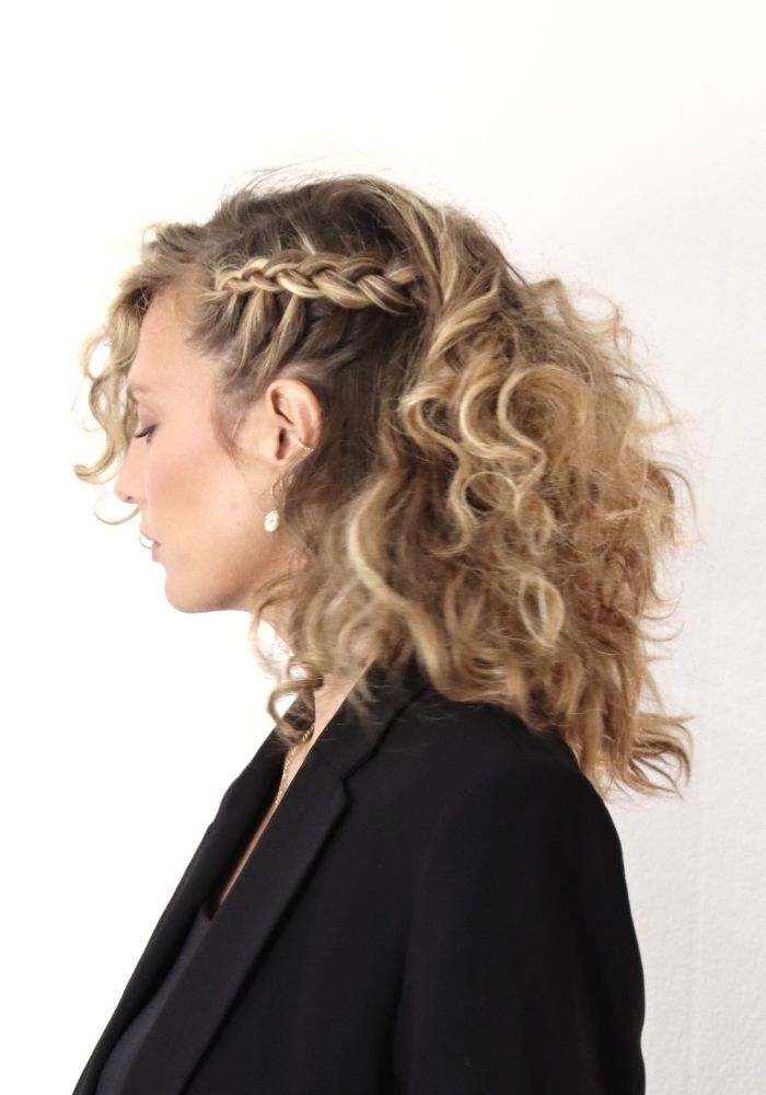 final peinado trenza lateral cabello rizado