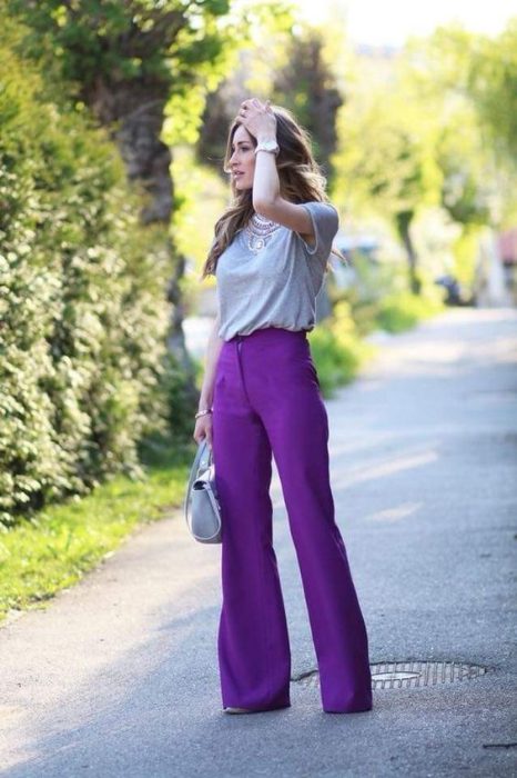 pantalon morado con remera gris 466x700 1