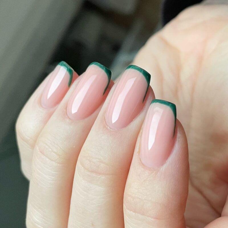 Ideas para llevar el lujo silencioso a tus uñas 3 Microunas francesas cuadradas1 e1671790325274