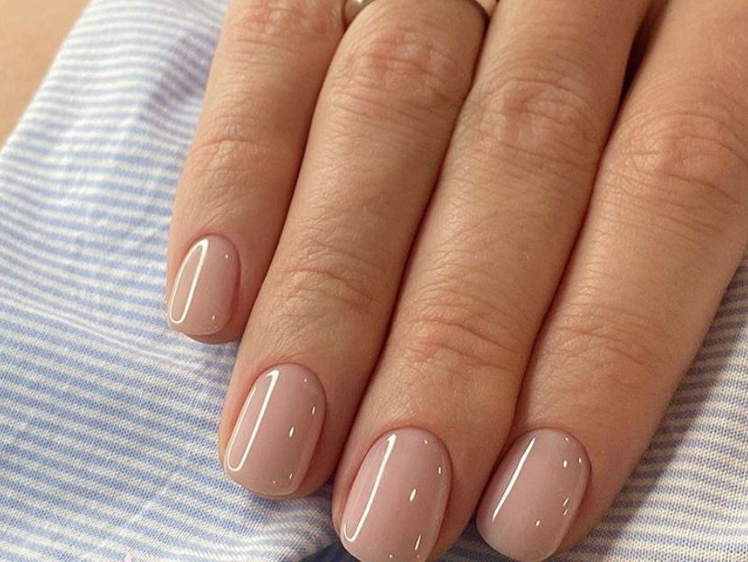 Ideas para llevar el lujo silencioso a tus uñas 14 elle manicura transparente 2020 1604778114