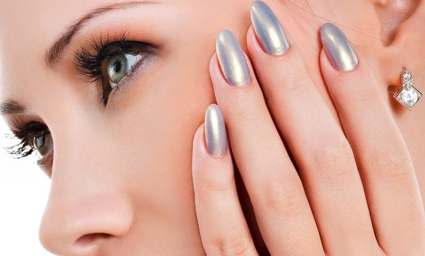 Ideas para llevar el lujo silencioso a tus uñas 16 silver nails