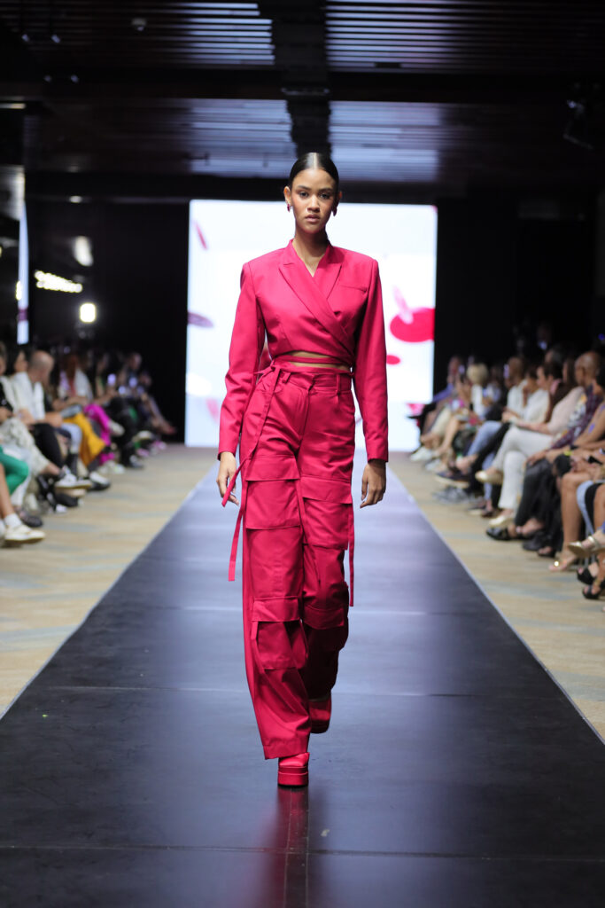 El Caribe opulento y futurista en color carmesí de Vangloría en su colección “Avantgard” 4 Avantgard