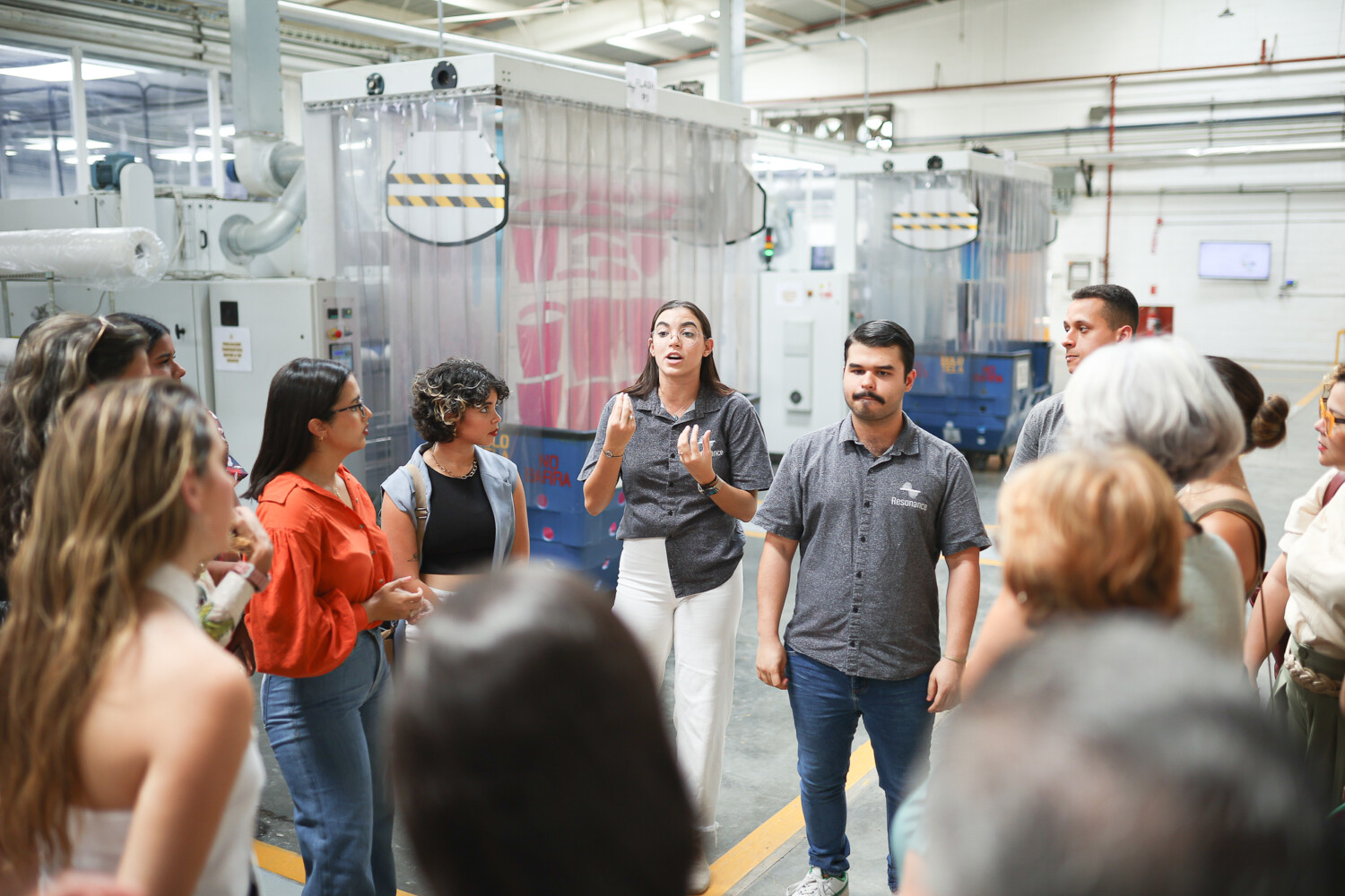 9 Invitados realizando el tour por la fabrica