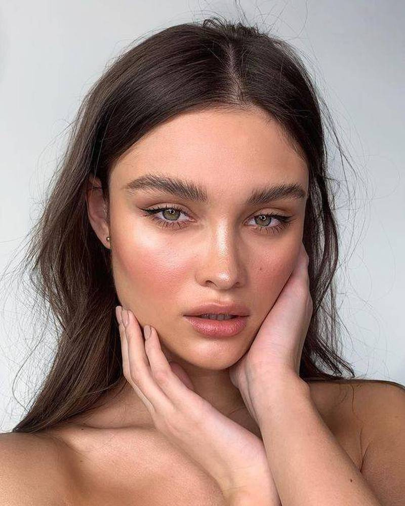 Cejas emplumadas, la tendencia con la que Rosalía deslumbró en los Latin Grammys 3 image 5 44